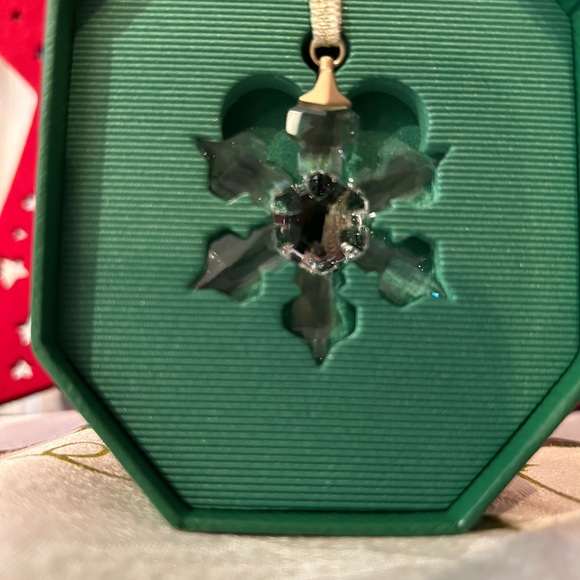 Swarovski 2022 Limited Edition Small Snowflake Ornament #5621017 ❄️ - Picture 5 of 10